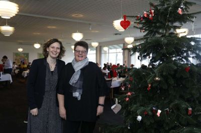 Mette Fink Møller (t.v.) og Annette Stær fra Kirkens Korshær i Herning var begejstrede over Søgaardens initiativ og glædede sig over at kunne bidrage til julefesten. Foto: Henrik Ole Jensen