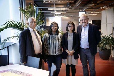 Professor Peter Lindgren (t.h.) er leder af forskningscentret CGC i Herning. Centret har et vidt forgrenet netværk med andre forskningscentre rundt i verden, og det afspejler sig i medarbejderskaren. I Herning arbejder blandt andre professor Ramjee Prasad (Indien), ph.d.-studerende Nidhi (Indien) og gæsteresearcher Supansa Chaising (Thailand). Foto: Henrik Ole Jensen