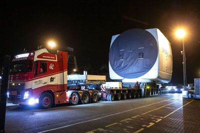 Siemens Gamesa er klar med sin største vindmølle nogensinde. Del for del skal den transporteres til lands, til søs og til lands igen for til sidst at blive samlet i Testcenter Østerild i Nordjylland. Møllen er med sine 11 MW den næst kraftigste i verden. Torsdag aften blev den største del af nacellen sendt på blokvogn fra Brande til Esbjerg Havn. Foto: Tom Laursen