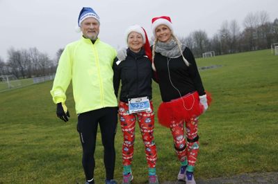 Fjerde etape af Ikast Advents Løb 2019 blev løbet til ende søndag formiddag, og flere af deltagerne var tydeligvis i julestemning. Her ses Morten Andersson, Nina Kuhre og Nina Langelund (t.h.). Foto: Henrik Ole Jensen
