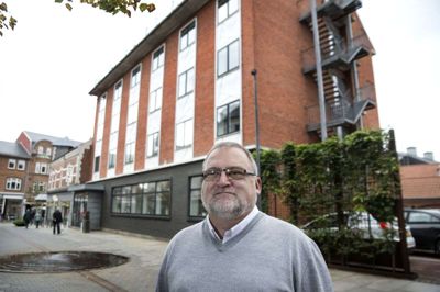 Hoteldirektør Poul Müller fortæller, at han blev kisteglad, da han blev kontaktet med meldingen om, at Hotel Corona har haft så stor vækst, at det nu står på Børsens gazelleliste. Samtidig fortæller han, at hotellet er på vej til at skifte navn. Foto: Tom Laursen