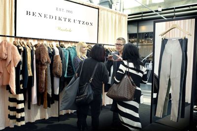 Kim Lindholm Rasmussen - her med kunder ved en tidligere messe i Bella Centret - kalder konkursen »det frygteligste af alt frygteligt«. Foto: Henrik Ole Jensen