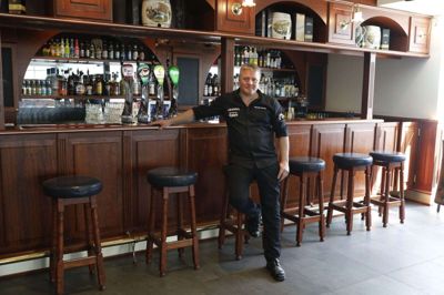 Jan Taulbjerg - her fra en tidligere lejlighed, hvor han er fuldt påklædt - fortalte, at der blev festet igennem på Fox & Hounds, og forbipasserende kunne måbende se fulde mænd i bar mave danse løs, selv om uret viste 8.30. Foto: Henrik Ole Jensen