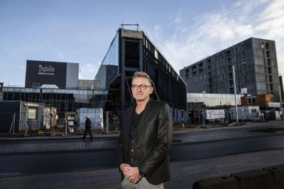 Claus Donslund har i flere år arbejdet på at omdanne Tinghallen A/S i Viborg til et spritnyt kongres- og musikhus. Den administrende direktør fra Herning er allerede halvvejs over målstregen, da stedets koncertsal i december kunne åbne et halvt år før tid. Når det hele er færdigt, kommer Tinghallen til at råde over 10.000 kvadratmeter med plads til alt fra 10 til 20.000 gæster. Til højre i billedet det nye hotel, der skal drives af familien Bühlmann. Foto: Tom Laursen