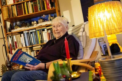 Det ene hjørne af stuen er indrettet med en lænestol, og her kan Lise Lotte Liebach godt lide at læse. Hun er i øjeblikket i gang med Dan Turells »Gennem byen en sidste gang«. Han er en af hendes yndlingsforfattere. Andre favoritter er Johannes V. Jensen, Herbjørg Wassmo og Kim Leine. foto: Tom Laursen