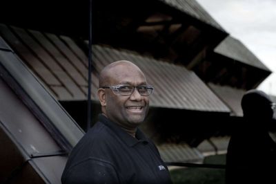 - Jeg kan lide det, jeg laver, og har gode kollegaer, og det er mest det, der tæller, siger Joseph Saemala, der torsdag 2. januar kan fejre 25-årsjubilæum i virksomheden Jeldwen. Foto: Henrik OleJensen