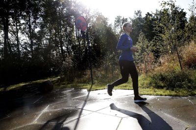 Løbeteknik kan man komme langt med, lyder det fra Laura Sandgaard. Det er blandt andet et aspekt, hun har fokus på. - En kontinuerlig træning med jævn progression. Mange er gode til at løbe den samme tur i samme tempo. Men man skal huske også at løbe rigtig langsomt og rigtig hurtigt. Løb er meget komplekst i sig selv, fortæller hun.