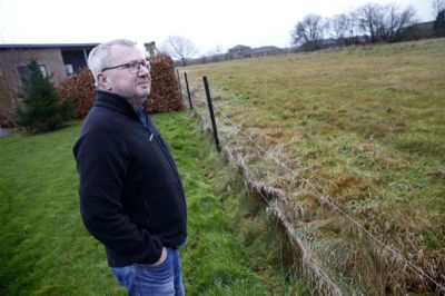 Peter Engsted er stensikker på, at han så en puma komme forbi sit hus i Lind i begyndelsen af september. Huset ligger tæt op ad et stort grønt område, som huser et rigt dyreliv med blandt andet fugle, rådyr og harer. Derfor giver det ifølge Peter Engsted god mening, at en puma ville holde til i lige netop det område. Foto: Flemming Hansen