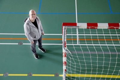 Benny Stevnhoved er ærgerlig over, at e-sport ikke blev en succes i idrætsforeningens regi, men det skal ikke afholde foreningen fra at nytænke og udvikle, for det er sådan, man følger med tiden. Foreningen har planer om at etablere en padelbane i byen. foto: Henrik Ole Jensen