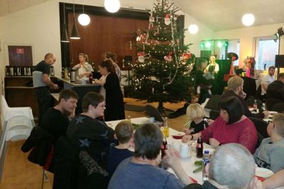 Gæsterne i Fasterholt Forsamlingshus som her ved juletræsfesten sidste år får nemmere adgang ud til et nyt grønt område. foto: jesper wind