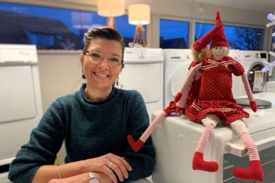 Lene Mikkelsen nyder juletiden i butikken, men hun lægger vægt på, at kunderne får den samme grundige ser- vice hele året rundt.
Foto: Camilla Abildgaard Norup