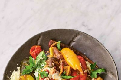 Grøntsags-tagine med safran, syltede citroner, abrikoser, couscous og mandler. Foto: David Loftus