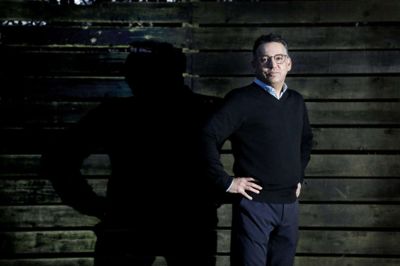 Han gik ikke i Teheran og havde en drengedrøm om at blive tandlæge, da han var barn. Men Shahram Khorami vidste godt, at han skulle have sig en uddannelse. Og tandlæge blev han. Nu skal han en tur til Rwanda med Tandsundhed Uden Grænser for at gøre en forskel. Foto: Henrik Ole Jensen