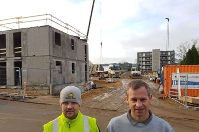 Tommy Sønderholm fra Brande (t.v.) og Erik Birk fra Engesvang har siden 2007 stået i spidsen for Entreprenørfirmaet Jørgen Skov ApS. Det har de gjort så godt, at firmaet nu for fjerde gang er kåret til gazellevirksomhed. Her ses de ved en byggeplads på Villavej i Ikast, hvor entreprenørfirmaet er med til at sikre, at de tre punkthuse med i alt 22 boliger har et solidt fundament at stå på. Foto: Thomas Vang Nielsen