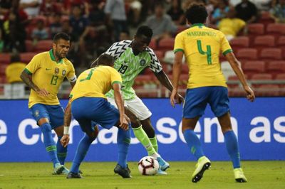 Paul Onuachu i aktion for Nigeria i en venskabskamp mod Brasilien i oktober 2019. Her er han i duel mod stjernerne Dani Alves (t.v.), Thiago Silva og Marquinhos. Foto: Ritzau Scanpix