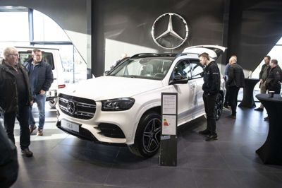 Bilerne på de danske veje bliver større og større, og denne Mercedes til godt 1,7 million kroner er ingen undtagelse. Den var en af de udstillede biler, da Ejner Hessel A/S i weekenden præsenterede et nyrenoveret bilhus. Foto: Tom Laursen