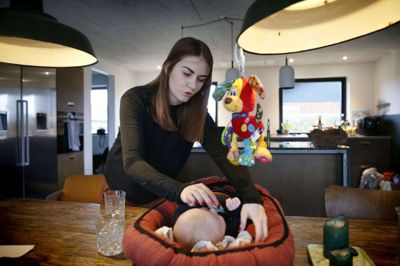 Sabrina Vallentin har en knoglesygdom, som hendes søn har arvet. En af de gange, de var på sygehuset for at blive skannet inden fødslen, var der et filmhold til stede, og det resulterede i, at Sabrina Vallentin og hendes mand Mads Høgild blev spurgt, om de ville medvirke i tv-dokumentaren »Skal mit barn leve eller dø?«. Det sagde de ja til. De har valgt at være åbne omkring det valg, de har truffet, fordi det er så tabubelagt at sige ja til at få et barn med en sygdom. - Men hør her, det er livets gang. Vi bestemmer ikke altid selv. Og kunne vi være med til at bryde tabuet omkring det, så ville vi gerne det, siger Sabrina Vallentin. Hun har også været med i to forskningsprojekter omkring sin sygdom. Foto: Flemming hansen