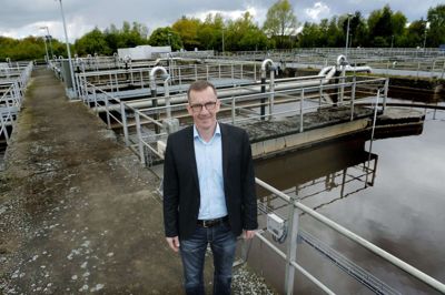 Herning Vands administrerende direktør, Niels Møller Jensen, svarer Borgerlistens Ernst B. Knudsen, der har stillet spørgsmålet: »Oversvømmer Herning Vand Herning Rideklub«. Foto: Henrik Ole Jensen