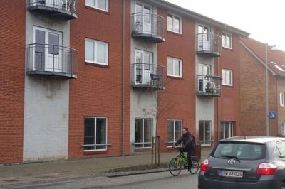 I snart to år har stueetagen i Sunds Hovedgade 60 stået med døde vinduer, efter Fakta lukkede. Stueetagen er overtaget af et fynsk ejendomsselskab, der vil sætte fart i arbejdet på at finde en lejer eller en køber. Lejlighederne ovenpå butikken ejes af Ejendomsselskabet Midtjyllands ApS og er ikke berørt af ejerskiftet. foto: jesper wind
