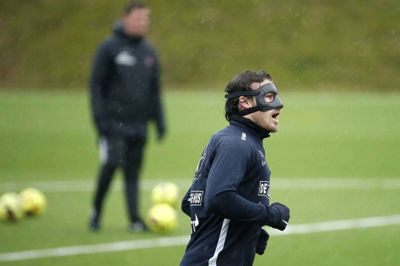 Erik Sviatchenko med den »dumme maske«, som FCM-anføreren skal have på i de første uger af sæsonopstarten. Foto: Flemming Hansen