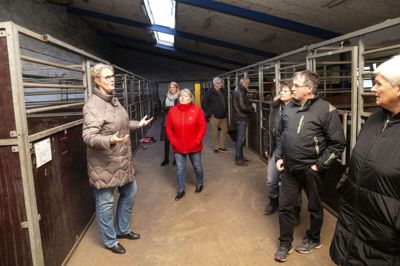 Mette Bøgvad viste politikerne rundt i Holing Ridecenter, hvor Kærbo Rideklub hører til - i hvert fald lidt endnu. Foto: Tom Laursen