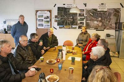 Peter Villadsen (SF), Kent Falkenvig (V), Johannes Videbæk (V), Jørn Vedel Eriksen (UP), Lone Børlum (S), Ernst B. Knudsen (BL), Anne Marie Christensen (BL) og Lone Nielsen (BL) lyttede til ordene fra bestyrelsen for Holing Ridecenter. Stående er det formand Peter Nowack, og han blev suppleret af bestyrelsesmedlem Mette Bøgvad (for bordenden). Foto: Tom Laursen