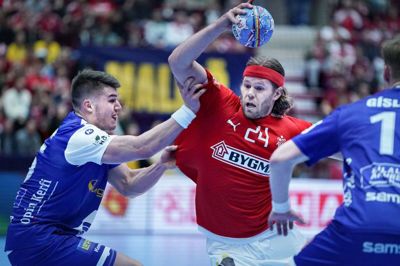 Mikkel Hansen scorede ni gange, da Danmark i lørdags indledte EM med et nederlag på 30-31 til Island. I aften gælder det Ungarn, inden Rusland venter i den sidste gruppekamp på onsdag. Foto: Liselotte Sabroe/Ritzau Scanpix