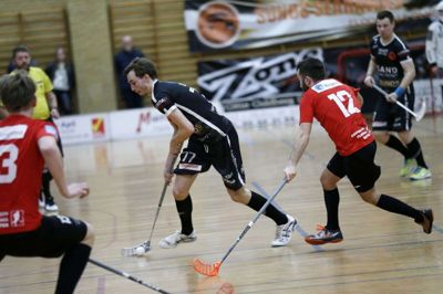 Mikkel Skov (i sort) scorede to gange i første periode af pokalfinalen mod Benløse, men sjællænderne vandt alligevel perioden 4-2 og kampen 8-3. Foto: Flemming Hansen