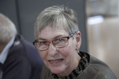 Anne Bjerrum, 76 år, Vind, medlem af valgmenigheden:
- Det er svært af sige helt kort, hvad danskhed er, men det er fællesskaber. I valgmenigheder, højskoler og gymnastikforeninger. Jeg er med til højskoledagen på grund af det fællesskab, vi også har sammen her. Det er bedre at opleve ting »live« end at sidde hjemme og se på noget i tv. Jeg kan godt lide at komme ud blandt andre mennesker.