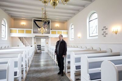 Menighedsrådsformand Johannes Jakobsen er parat til at tage straffen, hvis myndighederne holder fast ved, at kirkerne skal stå halvtomme til konfirmationerne i august. Foto: Tom Laursen