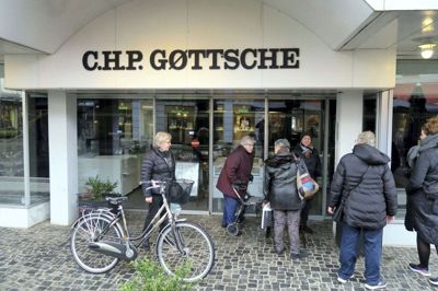 Der blev kigget ind gennem vinduet, da det blev kendt, at slagter Gøttsche i Hernings gågade var lukket. Foto: Tom Laursen