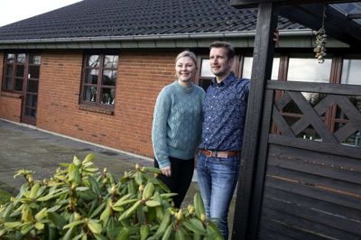 Helle og Kim Pedersen solgte deres gennemrenoverede 70’er parcelhus i Vildbjergs Ågårdskvarter på bare 14 dage. Det er netop den type boliger, der går som varmt brød i byen lige nu. Foto: Tom Laursen