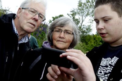 Hele landsbyens liv, nyheder og fælles kørsel kan gemmes i en mobiltelefon med appen MinLandsby. I Arnborg overjer borgerforeningen at gå med i alternativet til de sociale medier. foto: henrik ole jensen