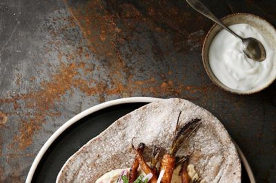 Shawarma-krydrede gulerødder med fladbrød, løgsalat og hummus. Foto: Chris Tonnesen