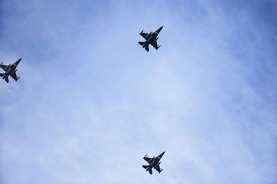 I anledningen af 40-årsjubilæet for de danske F16 stillede Fighter Wing Skrydstrup an med en 10-skibsformationsflyvning over Herning og flere andre steder i Danmark i 2000 fods højde. Foto: Tom Laursen
