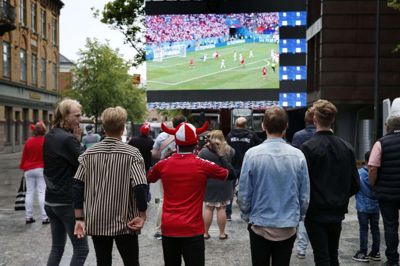 Ved VM i fodbold 2018 blev Danmarks kampe vist på storskærm i Herning, og det gentages til EM i år. Foto: Flemming Hansen