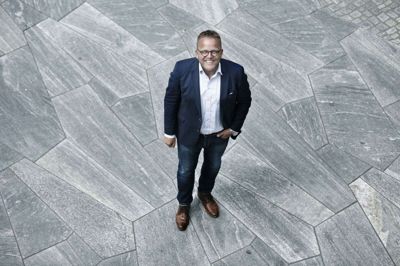 Når citychef Allan Kristensen ser gågadens handelsliv i helikopterperspektiv, drømmer han om, at der kan vokse et helt nyt madhus med salg af kød, pålæg, fisk og oste og måske endda flere hjemmelavede delikatesser ud af slagter Gøttsches konkurs. Foto: Henrik Ole Jensen