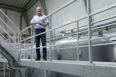 Thorbjørn Madsen og Vildbjerg Tekniske Værker har været ude at investere i en ny varmepumpe, som giver dem mulighed for at producere mere grøn strøm og giver en større forsyningssikkerhed. Foto: Henrik Ole Jensen