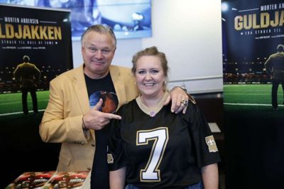 Morten Andersen var senest i Herning i november 2018 i forbindelse med filmen Guldjakken. Her hilser han på Lærke Skovsted fra Herning. Foto: Flemming Hansen