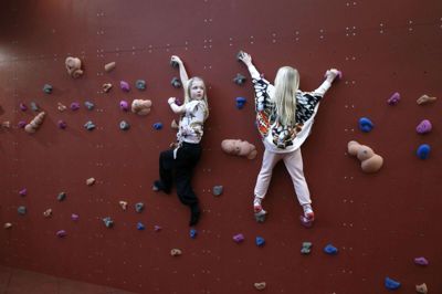 Gullestrup Kulturhus var ikke en gang officielt indviet, før der var aktivitet på den store klatrevæg. Håbet er, at de nye, moderne rammer kan skabe yderligere aktivitet og blive et samlingspunkt for borgerne i Gullestrup. Foto: Flemming Hansen