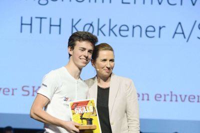 Benjamin Baun fik som en bonus også lejlighed til at hilse på statsminister Mette Frederiksen, da han blev råbt op som vinder af DM i Skills. Foto: Per Daugaard