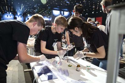 Fra venstre er det Julian Hougård Olsen, 15 år, Mads Dahl Johansen, 14 år, og Sedef Karabulut, 14 år. De tre elever fra 8. C på Lundgårdskolen er her i gang med den SoSu-inspirerede opgave at sortere piller. Foto: Søren Schnoor, Pr-foto