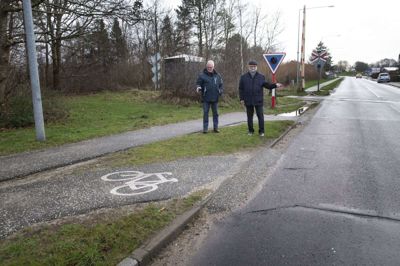 Cyklisterne skal krydse Møllegårdsvej i Kibæk for at komme mod den østlige del af byen, hvilket har givet anledning til flere farlige situationer. Knud Nielsen (t.h.), medlem af Kibæk Lokalrådet, har sendt et brev til Banedanmark for at få dem til at se på strækningen, og han håber, at der sker noget, selv om han kan have sin tvivl, da problemet er blevet påpeget i flere år. Ved siden af ses Poul Bech, tidligere medlem af lokalrådet. foto: Tom Laursen