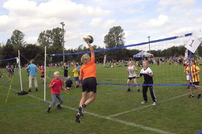 Volleykids har efterhånden været på banen i mange år hos Ikast KFUM Volley, der er Danmarks førende, når det gælder ungdomsarbejdet. Dette billede stammer fra et udendørs stævne. Foto: Henrik Ole Jensen