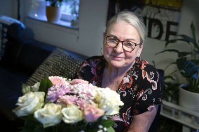 Hver fredag får Wanda Sørensen friske blomster af ægtemanden Ole, som hun sjovt nok mødte i det Polen, hun flygtede fra som ganske ung. I dag er den polsk-danske kvinde blandt andet tolk og brobygger mellem det danske samfund og herboende polakker. Foto: Tom Laursen