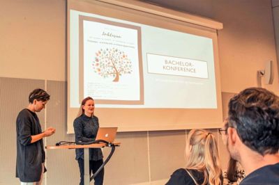 Camilla Flohr Knudsen (t.v.) og Anne Bangshaab var blandt de studerende, som fremlagde. De to studerende fortalte om inklusion og fik dermed finpudset og afprøvet deres præsentation. Foto: Privatfoto