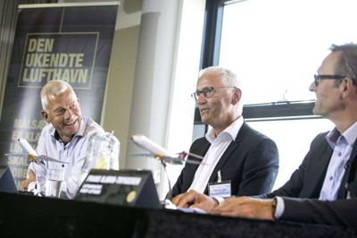 H. C. Østerby, der er formand for Midtjyllands Lufthavn, mener, at DAT selv er medvirkende til et lavt passagertal. Han mener ikke, at DAT skal drive lufthavnen i Karup. H. C. Østerby ses her mellem Jesper Rungholm fra DAT (tv) og lufthavnschef Frans Bjørn-Thygesen.