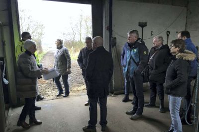 Et større følge deltog i åstedsforretningen torsdag formiddag. Foto: Kenneth Meinby Sørensen