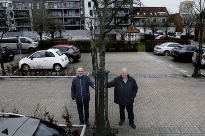 Parkeringspladsen Landts Gård i Herning er netop blevet færdig efter en større forskønnelse. På billedet ejerlavets kasserer Ulrik Krogstrup (t.v.) og formand Flemming Panduro, som begge udtrykker stor tilfredshed med det arbejde, der er udført i gården. Foto: Henrik Ole Jensen