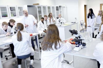 I bedste videnskabsstil var de hvide kitler fundet frem til finaledagen i Battle Science, som gymnasiet for andet år har arrangeret for nogle af kommunens grundskoler. Foto: Henrik Ole Jensen